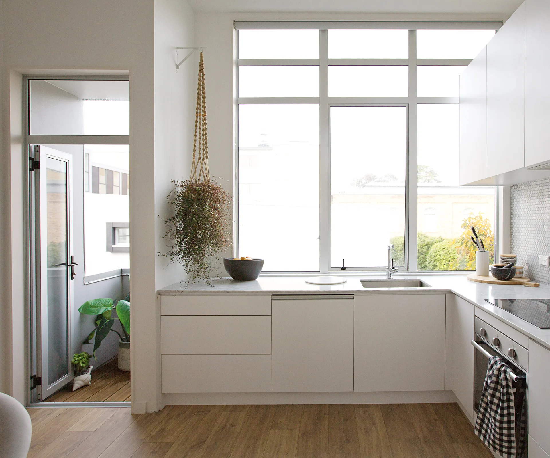 YH0816_REN_Kitchens_StanboroughKitchen LR02