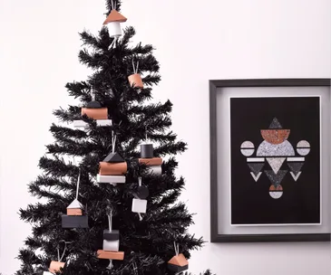 Deck the walls with these stylish and simple Christmas crafts