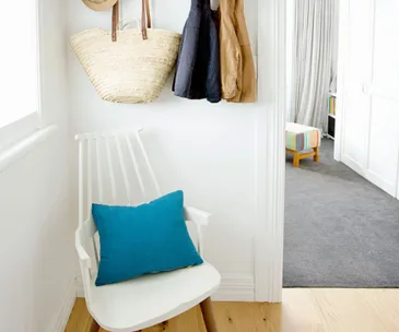 Clever tips for keeping your entrance way and living room tidy