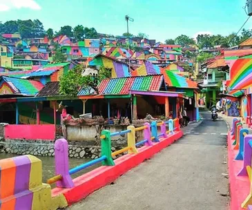 An Indonesian slum becomes a tourist destination after going technicolour