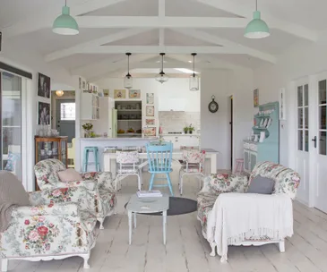 Hamptons style meets country living in this Taranaki home