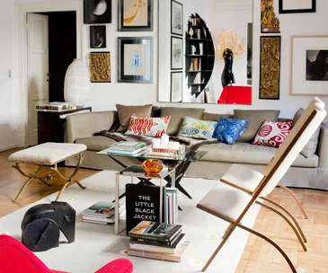 Contemporary art and international style combine in this elegant apartment