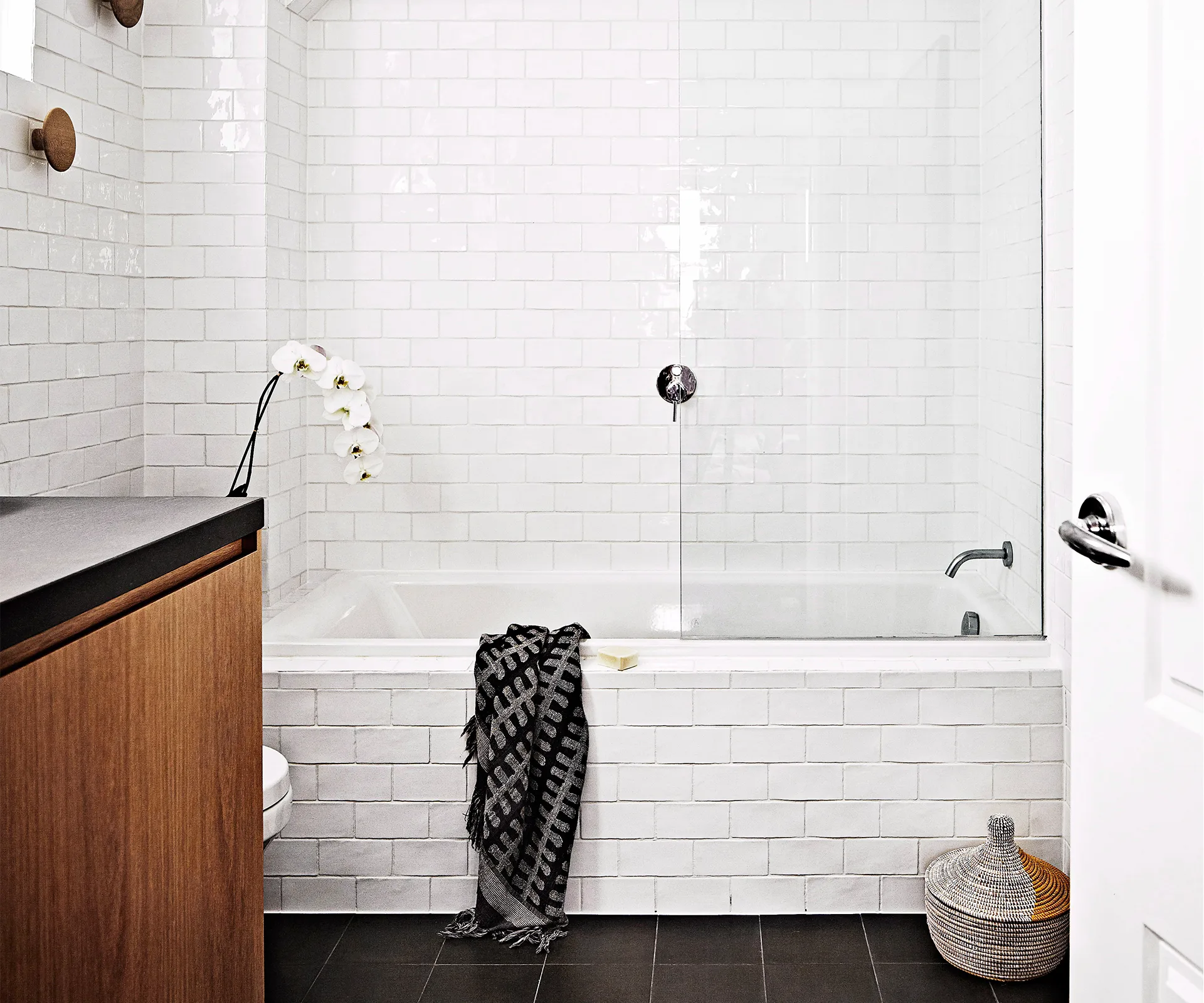 4 ways to trick your small bathroom into feeling bigger