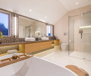 Natalie Du Bois redesigns a master bedroom ensuite with warm style