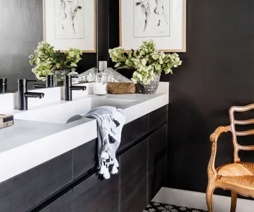 How to design a chic bathroom with contrasting black and white