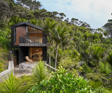 5 New Zealand baches that do summer living in style