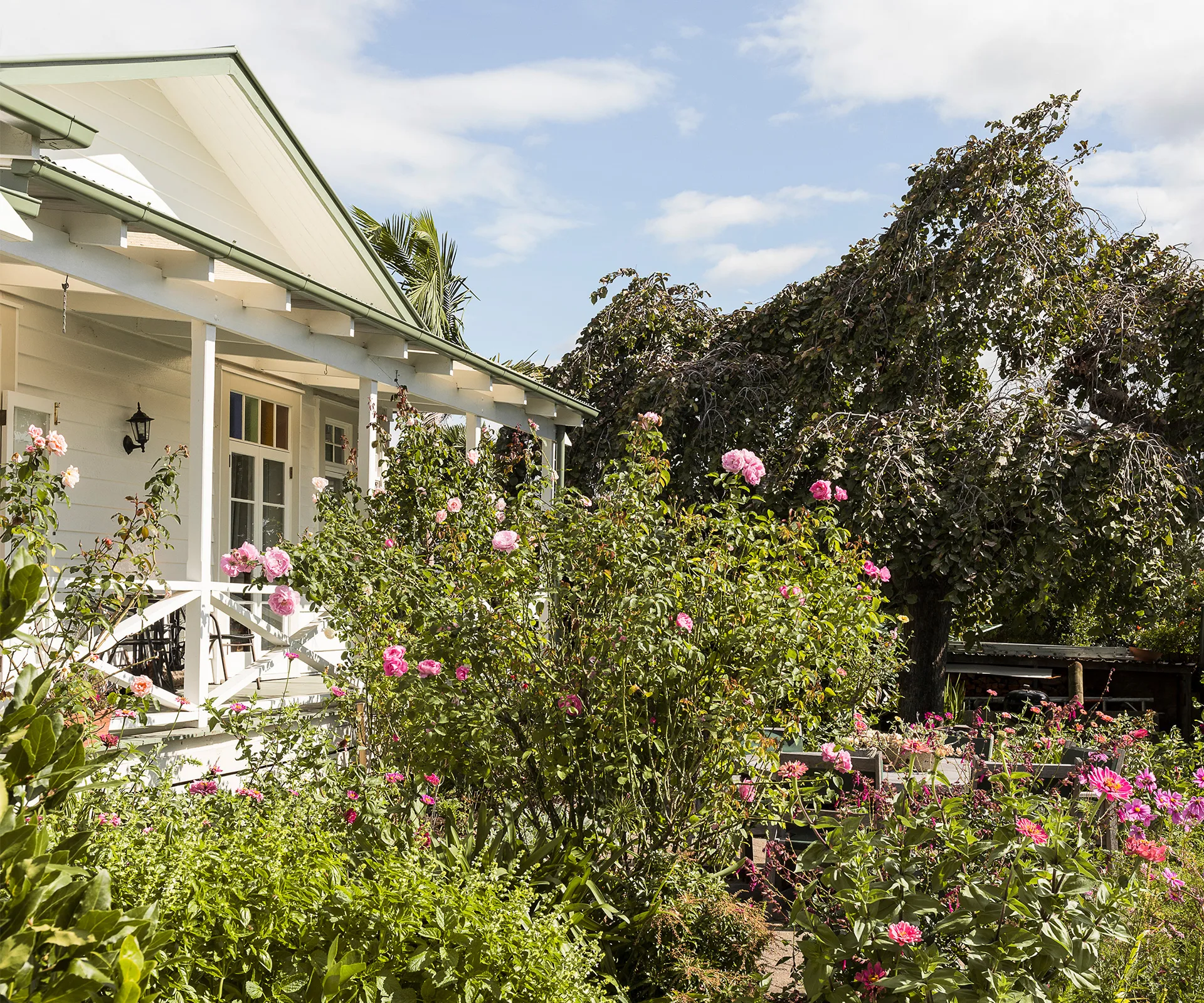 Here’s how a florist and a builder created a blooming cottage garden