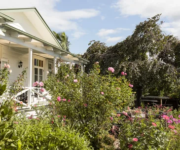 Here’s how a florist and a builder created a blooming cottage garden
