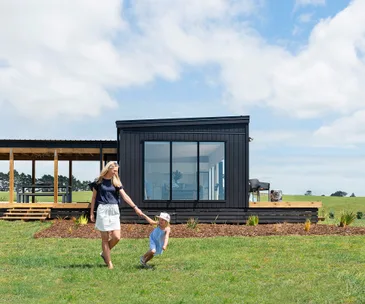 This pared-back modular bach is made for carefree summer holidays
