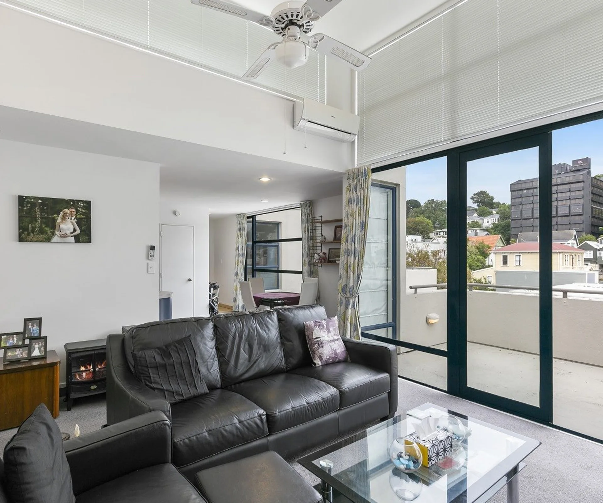 Enjoy the heart of Wellington in this perfectly placed penthouse unit