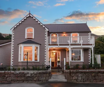 Heritage listed Dalcroy House for sale has the most picturesque location
