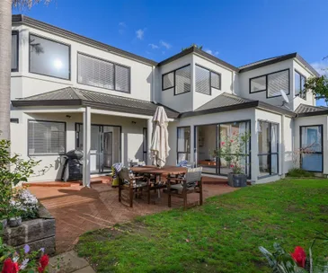 This light-filled family home enjoys a prime beach position