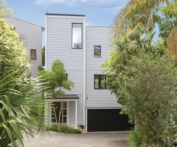 This modern Parnell townhouse offers sophisticated inner-city living