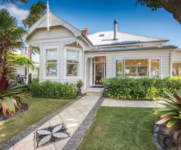 Enjoy style and sophistication in this waterfront Devonport villa