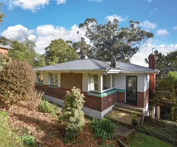 This cosy 1960’s Kew home for sale is a private haven