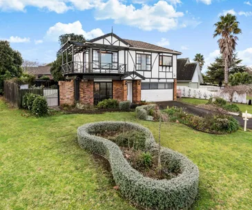This charming Conifer Grove home comes with incredible heritage features