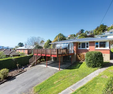 This sunny Glenross home for sale is perfect for families