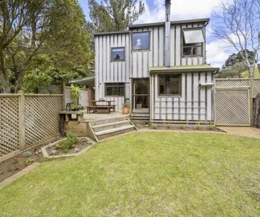 This tranquil Frankleigh Park home is surrounded by bush and birdlife
