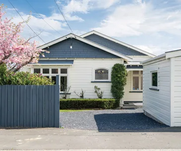 This cute Belleknowes cottage for sale is filled with personality