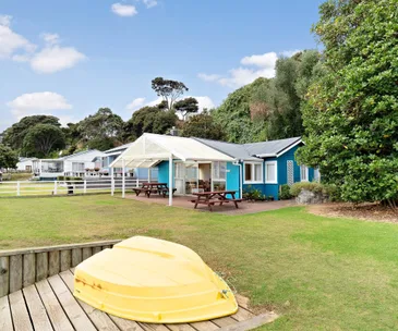 8 classic Kiwi baches near Auckland that are perfect for the summer