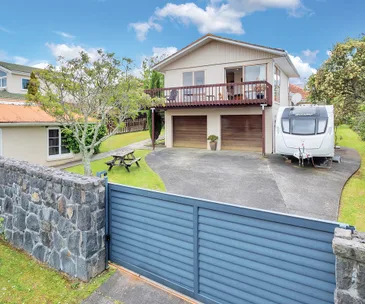 This property offers 1012m2 of prime coastal land in Rothesay Bay