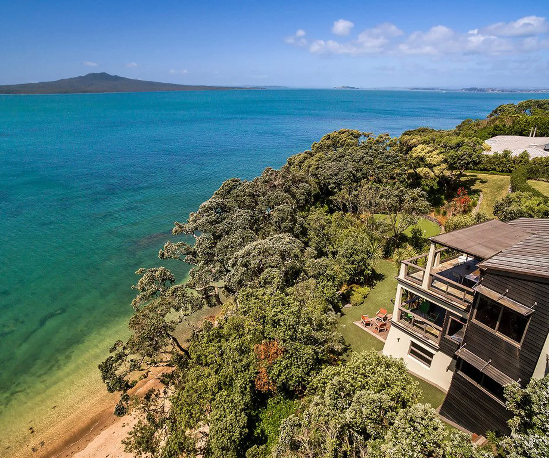 8 luxurious homes for sale that will make you feel like you’re on holiday