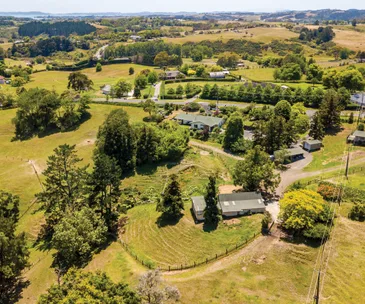 This 10 acre Whitford property comes with horse stables and two sleepouts