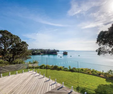 This substantial clifftop estate in Waiake enjoys incredible sea views
