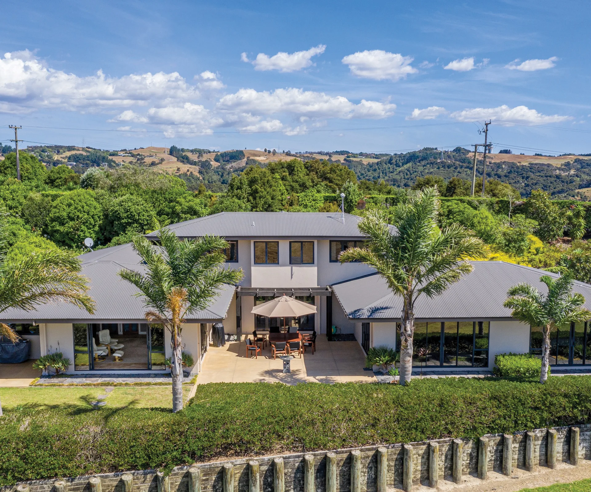 Live in executive style on one hectare in this impressive 4-bedroom home