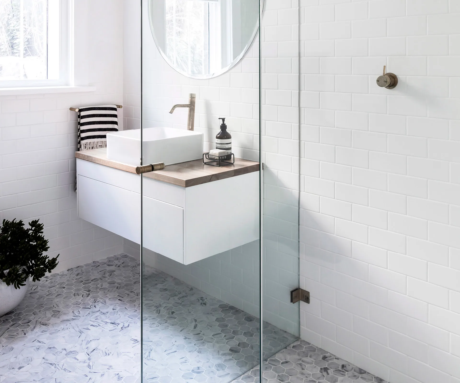 How to design a small bathroom to make it feel bigger