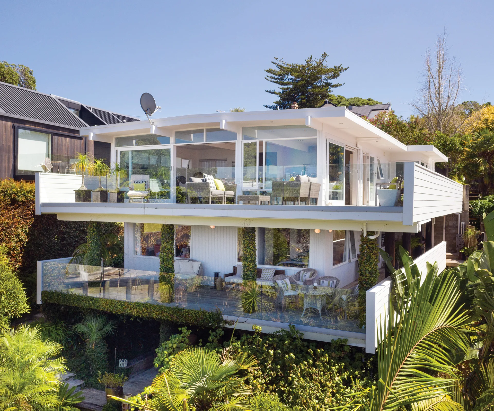 Relax in paradise with spectacular Auckland harbour views