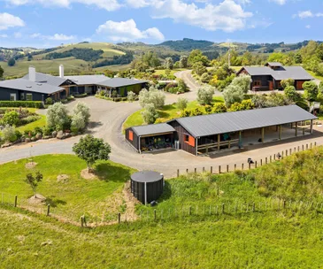 This property combines country sophistication with an equestrian lifestyle