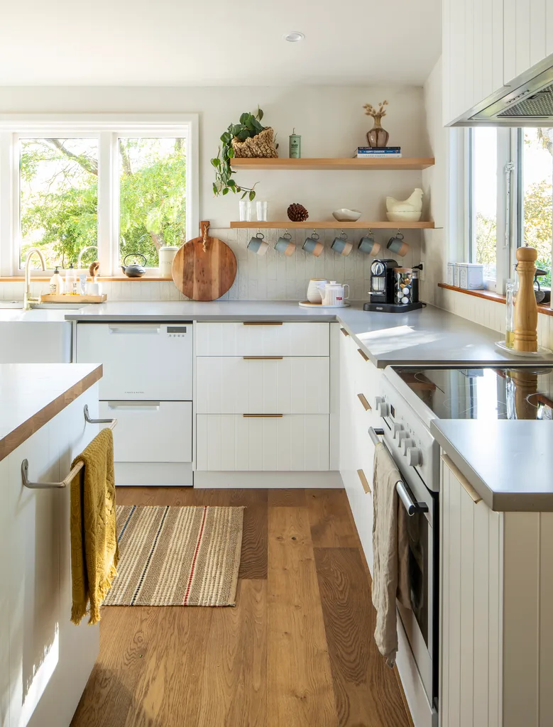 A tidy, modern kitchen