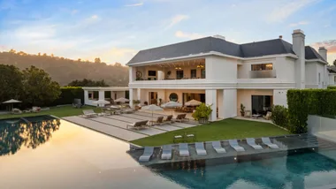 Jennifer Lopez and Ben Affleck put their house on the market, for a mere US$68 million