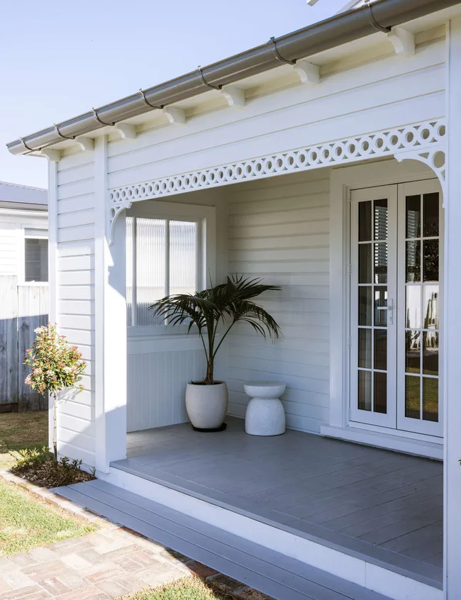 The Mount Maunganui bungalow front porch