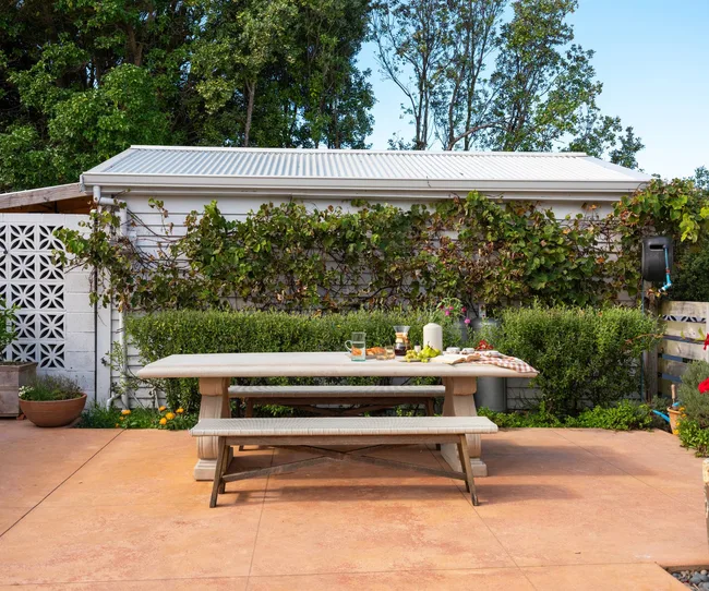 The outside picnic table of the Wainui Beach bungalow