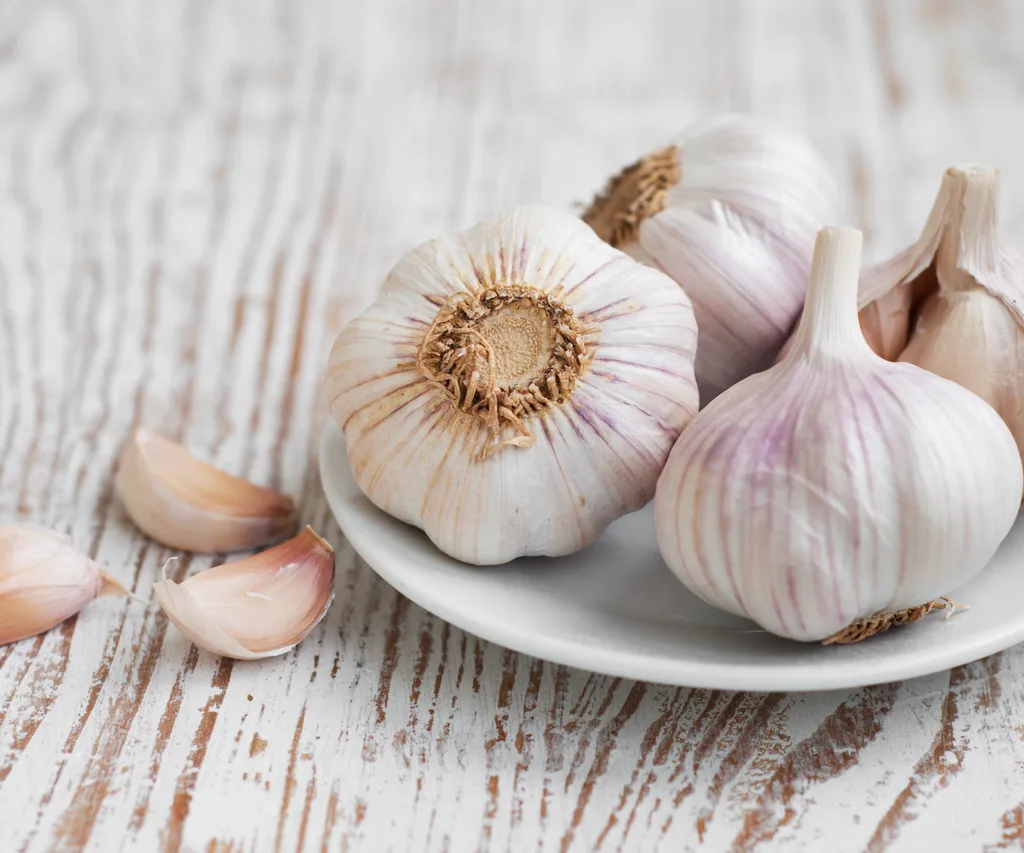 Garlic cloves in a bowl