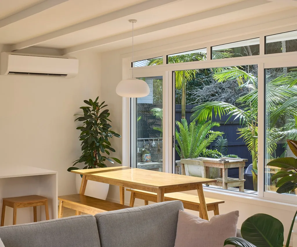 The Vantage Metro Series ThermalHEART custom windows draws beautiful light into the dining and kitchen space