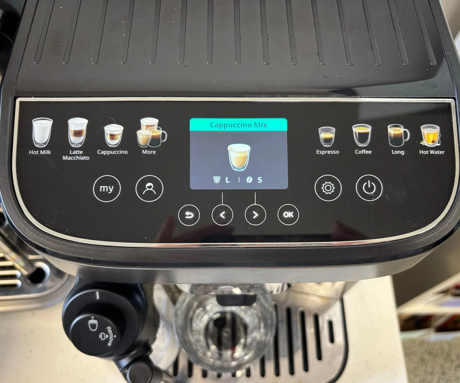 A close up of the touch screen of the De’Longhi Magnifica Evo Next