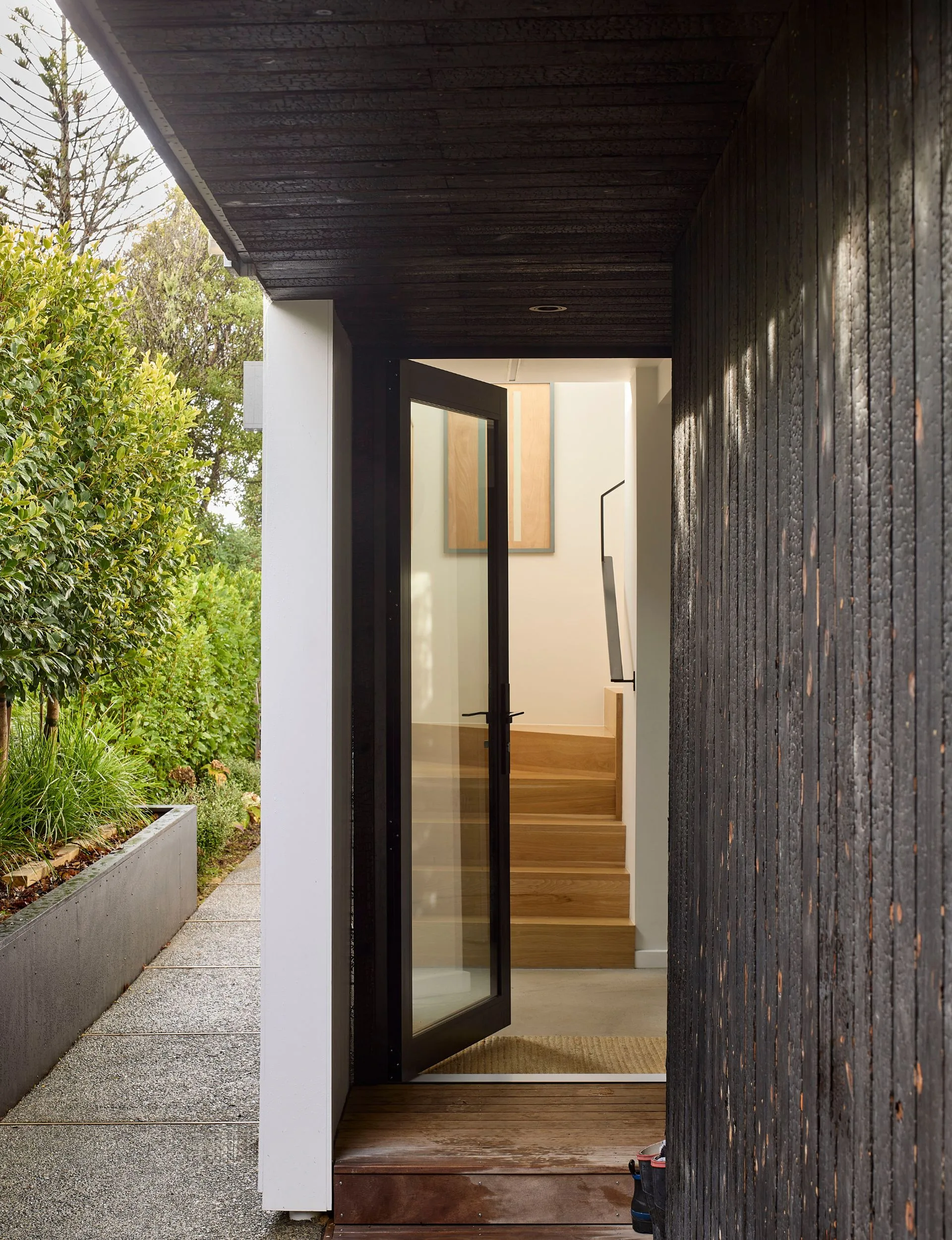 A stylish welcome is provided by a Metro Series hinged door 
at the ground-floor entrance