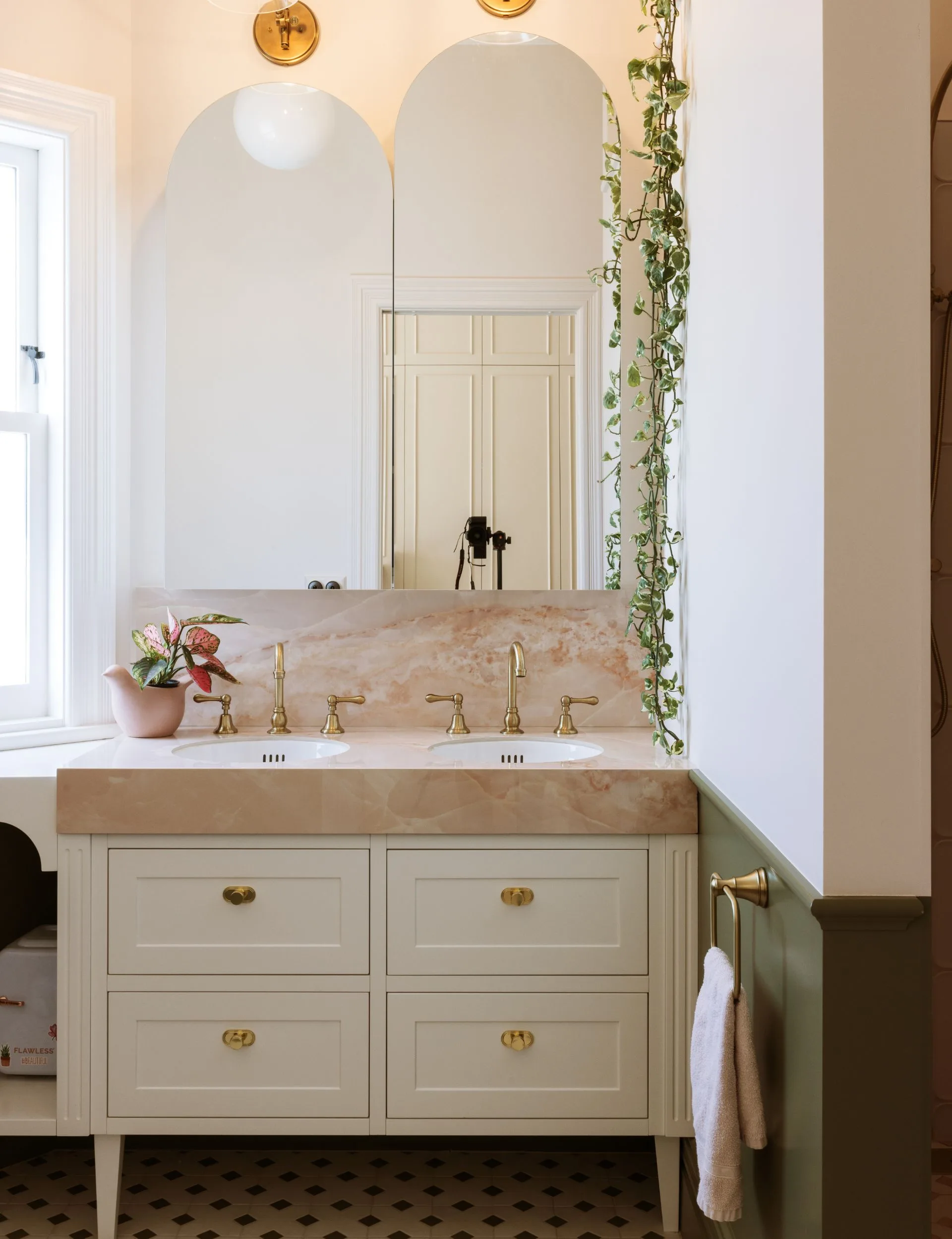 Bathroom with green decor