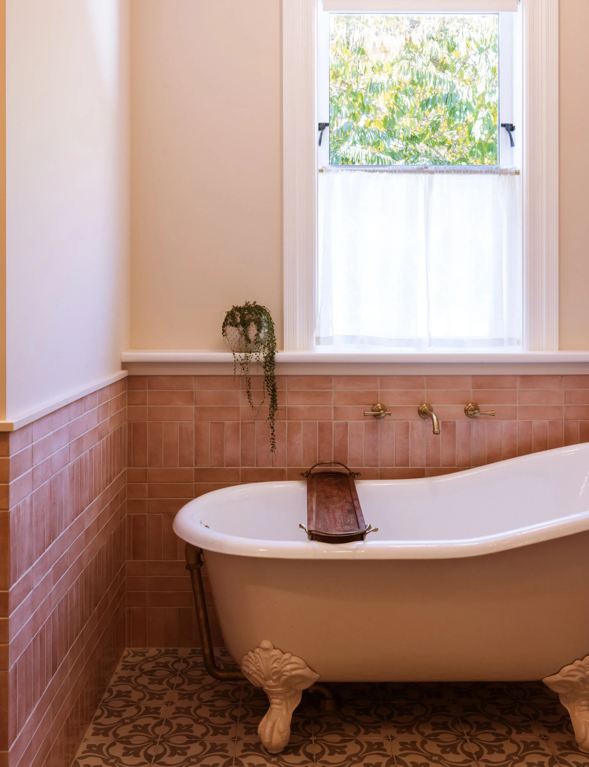 Pink tone bath