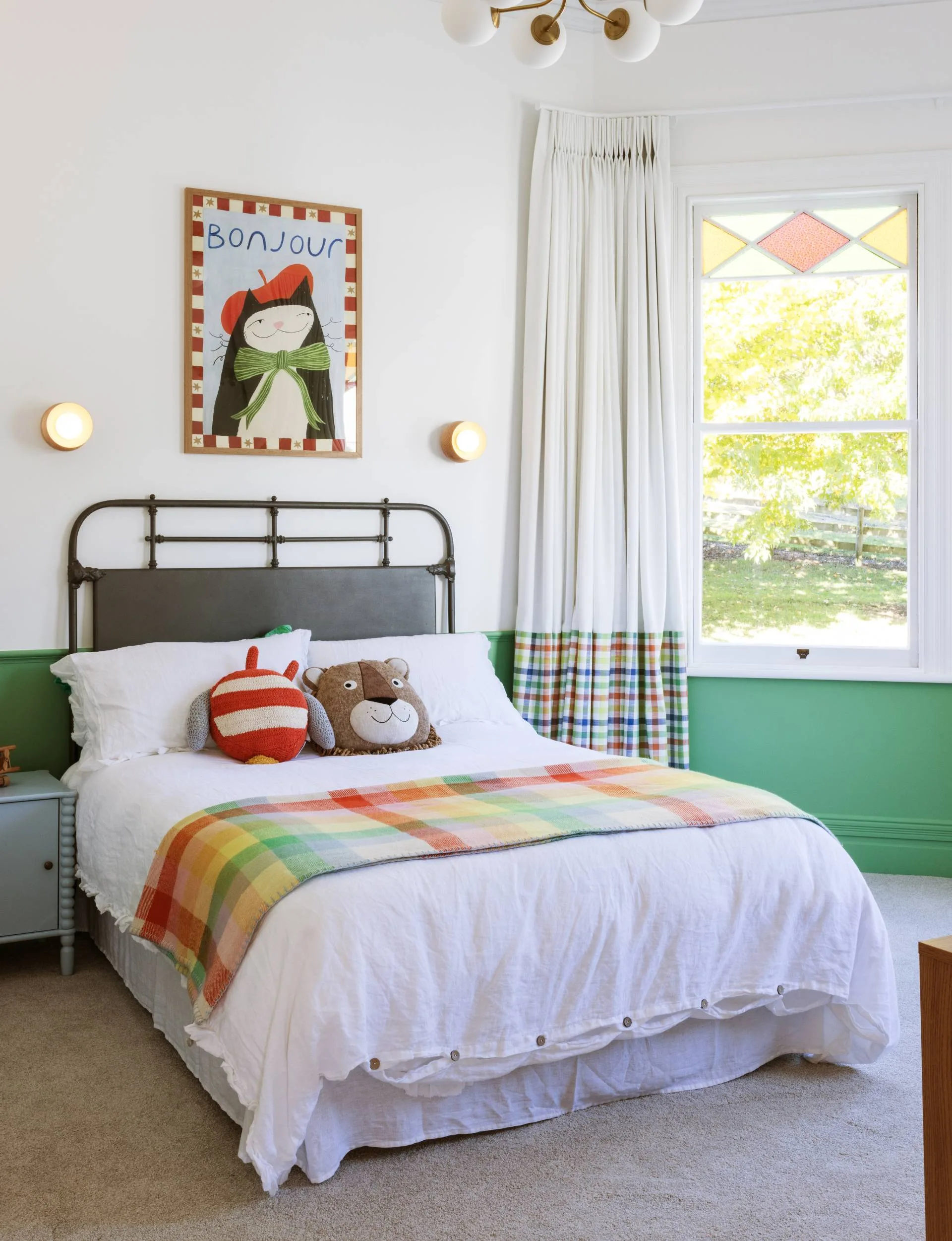 Kids bedroom with plaid deocr