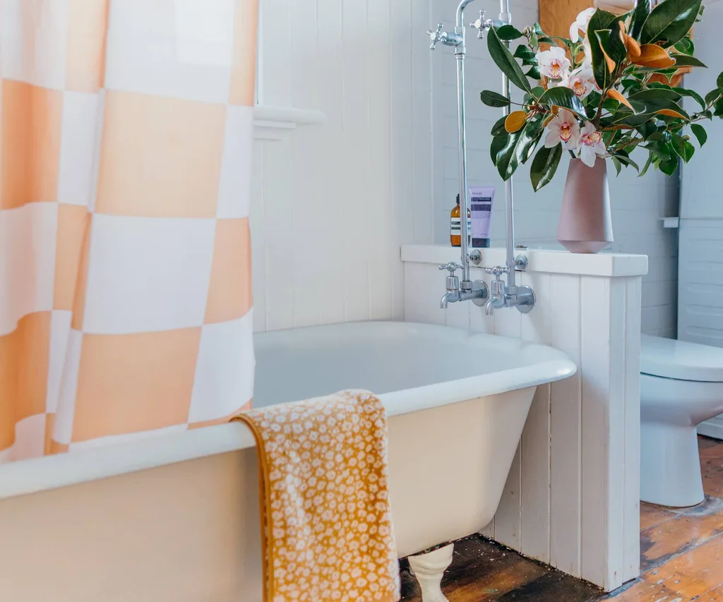 bath tub in bathroom