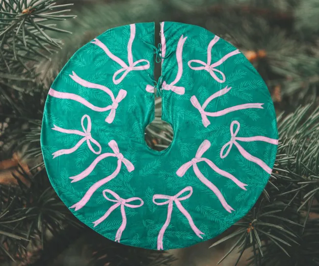 Pink bow Christmas tree skirt
