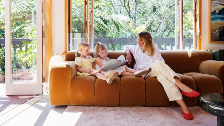 These Kiwi actors found their dream home in a Beach Haven, mid-century gem