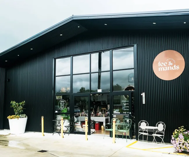 outside flee & mands store