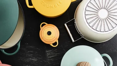 5 multicoloured Dutch ovens