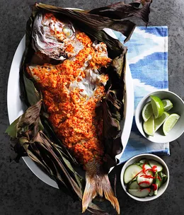 Grilled fish in banana leaves with cucumber pickle (Ikan panggang dengan acar ketimun)