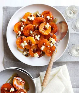 Sautéed apricots with maple syrup, ricotta and almonds